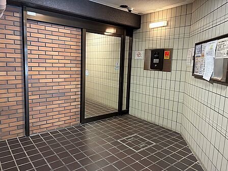 ●1階、オートロック付きです。