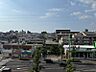 その他：青空が広がる開放的な眺望。遠くまで見渡せる景色で、日々の暮らしに広がりを感じられます。