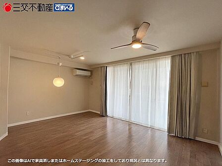 明るい陽光が降り注ぐリビングは、シーリングファンがお部屋の空気を心地よく循環させます。窓から差し込む光が、安らぎの空間を演出します。