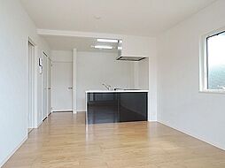 ハイブリッドメゾン 103 1階1LDKのリビング/ダイニング