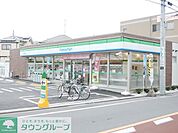 ファミリーマート 徒歩7分。コンビニ 520m