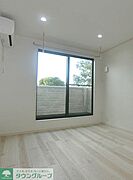 ナチュラルな木目調の床材を使用しており、温かい空間を演出しております♪（1階はテラスです）