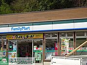 ファミリーマート鎌倉山ノ内店 徒歩3分。コンビニ 200m