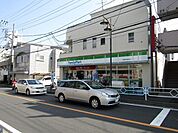 ファミリーマート 徒歩3分。コンビニ 190m