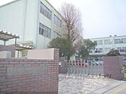 老上小学校まで850メートル