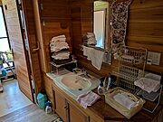 山小屋風のシンプルな洗面台
