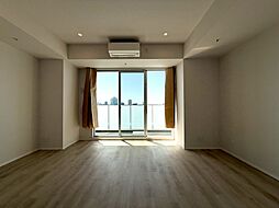 バルコニーに面した大きな開口部が魅力の居室。自然光がたっぷりと差し込み、のびやかで心地よい住空間を演
