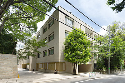 外観:豊かな緑と穏やかな街並みに包まれた住環境。洗練された外観デザインが美しく映えるレジデンスです。 外観:豊かな緑と穏やかな街並みに包まれた住環境。洗練された外観デザインが美しく映えるレジデンスです。
