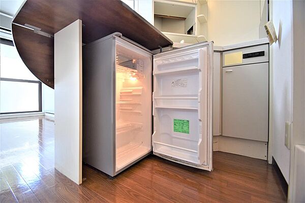 画像14:キッチンにはミニ冷蔵庫が備え付けてあります。