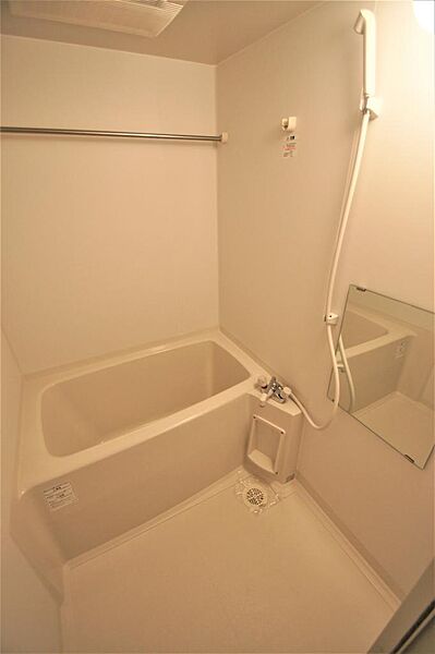 画像14:お風呂は雨の日でも洗濯干しが可能な浴室乾燥機能付き。