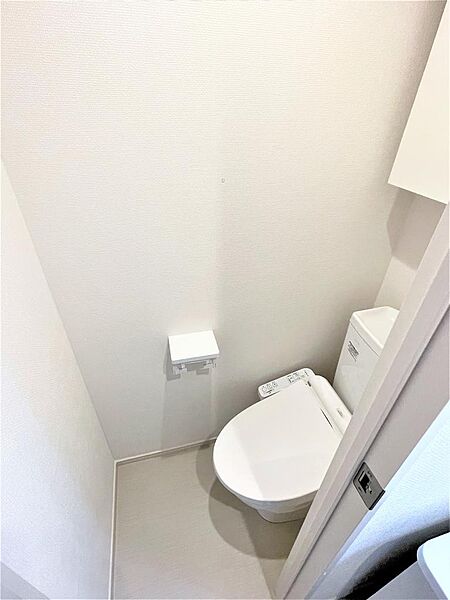 画像17:トイレは温水洗浄機能付きです。