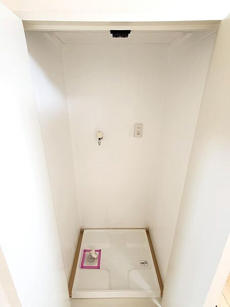 画像18:洗濯機置き場は扉付きで洗濯機をスッキリ収納できます。
