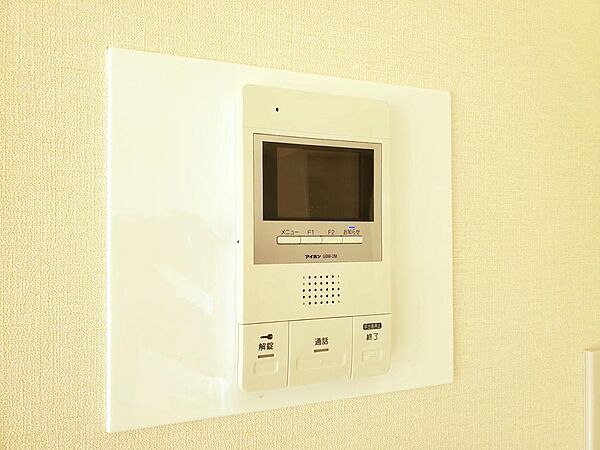 室内：モニター付きインターホンがあり、訪問者を確認できます。