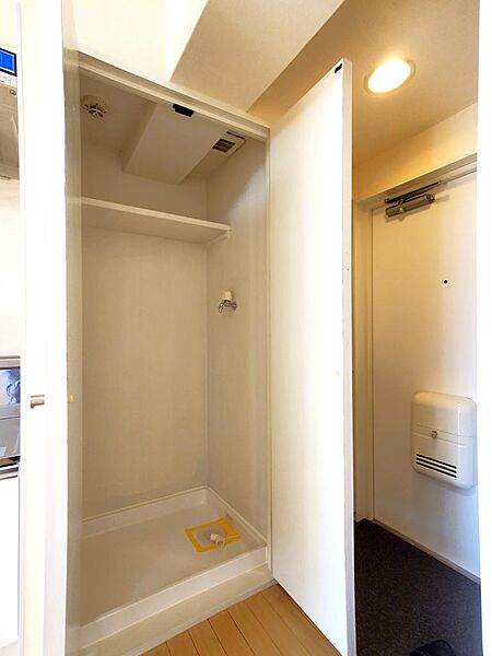 画像16:洗濯機置き場は扉付きでスッキリ収納できます。