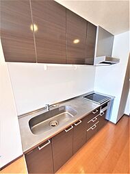 3口IHコンロ・グリル付きシステムキッチン、収納も充実しております。