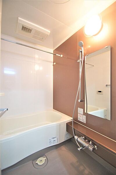 画像16:大きな鏡付きのお風呂です。追焚機能もあります。