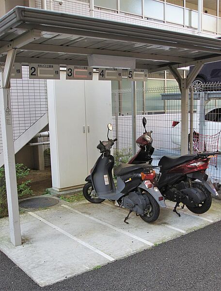 画像28:屋根付き駐輪場・バイク置き場があります。