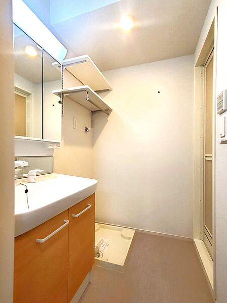 画像17:洗面所にはシャワー洗面化粧台、洗濯機置き場があります。防水パンは備え付けです。
