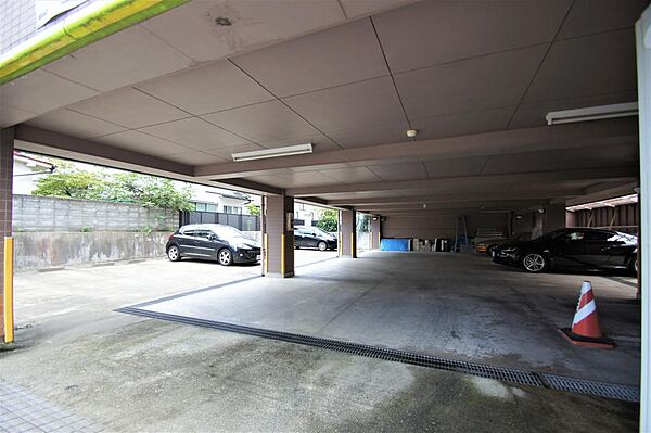 画像26:１Ｆ・ピロティ駐車場、空き状況要確認