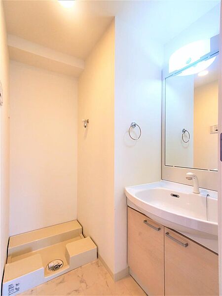 画像15:人気のシャワー付き洗面化粧台です。身だしなみを整える際に便利です。