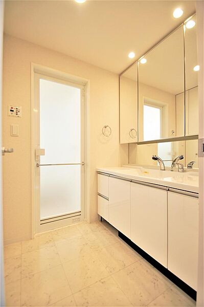 画像17:洗面所には洗面化粧台・洗濯機置き場があります。