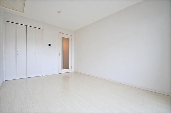 画像3:洋室７．５帖、白を基調とした明るい印象のお部屋です。