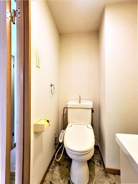 画像15:トイレは温水洗浄機能付きです。