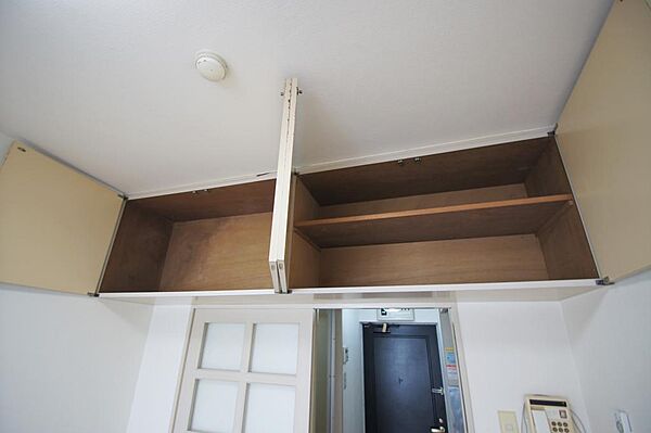 画像9:スペースを有効活用した収納スペースがあります。これでお部屋も少しはスッキリしますね。