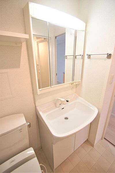 画像16:人気の三面鏡タイプのシャワー付き洗面化粧台です。身支度を整える際に便利です。