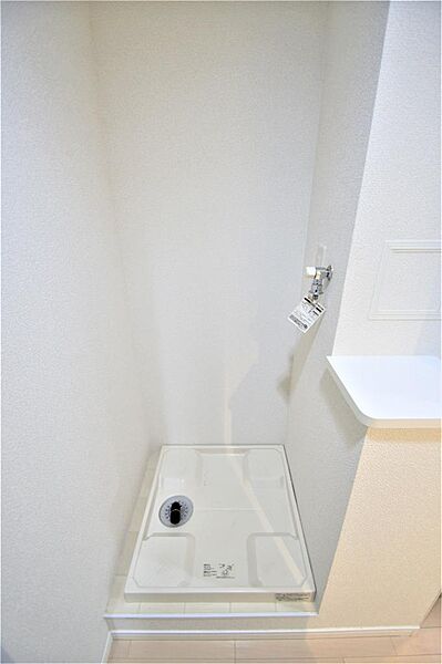 画像17:玄関とキッチンの間に洗濯機置き場があります。防水パンは備え付けです。
