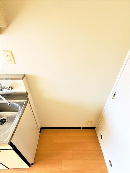 画像14:キッチン横の冷蔵庫スペース