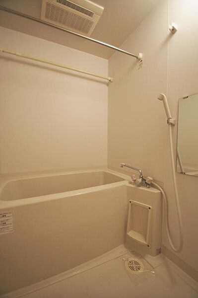 画像14:お風呂は雨の日でも洗濯干しが可能な浴室乾燥機能付。
