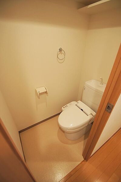 画像15:トイレは温水洗浄機能付です。上部に小棚があります。