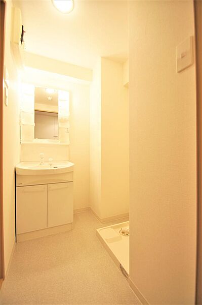 画像15:洗面所には洗面化粧台・洗濯機置き場があります。