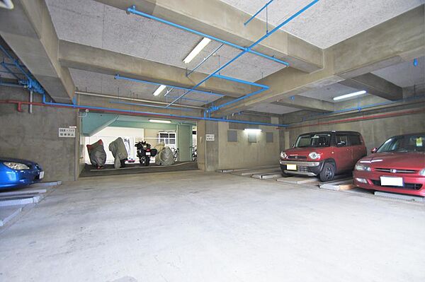 画像24:マンション1階部分が駐車場になっております。