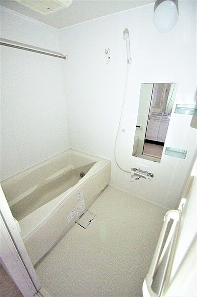 画像15:大きな鏡付きのお風呂です。追焚・浴室乾燥・暖房機能付きです。