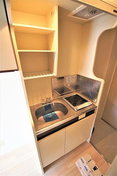 画像12:キッチンは１口ＩＨコンロ付き。シンク上部に棚があります。