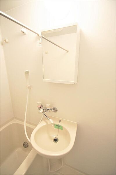 画像16:浴室内に洗面台があります。