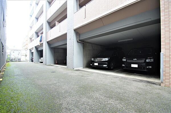 画像29:マンション１Ｆ・敷地内駐車場、空き状況要確認。