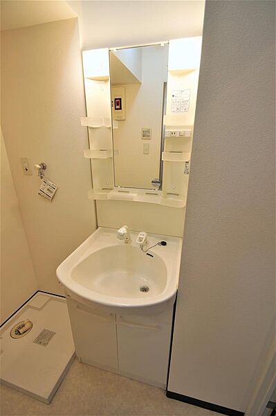 画像18:人気のシャワー付き洗面化粧台です。身支度を整える際に便利です。