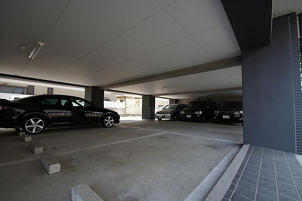 画像29:敷地内駐車場。マンション１階部分が駐車場になっております。空き状況要確認。