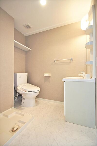 画像15:洗面所にはトイレ・洗面化粧台・洗濯機置き場があります。