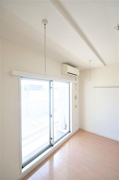 画像9:天井吊り下げタイプのランドリーポールが備え付けなので効率よく室内干しが可能です。