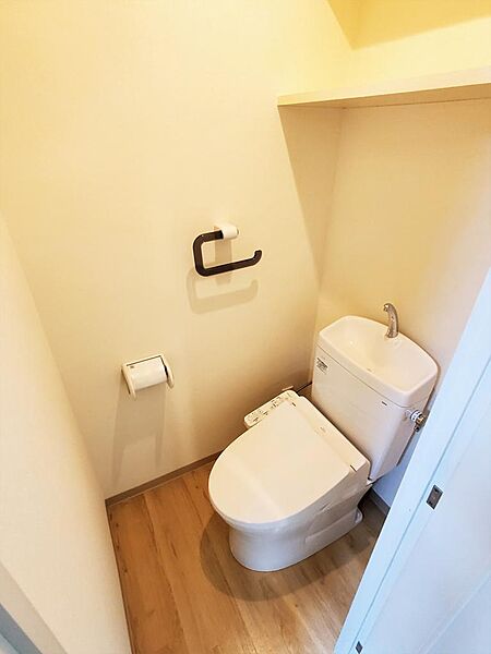画像17:トイレは温水洗浄機能付きです。上部に小棚もあります
