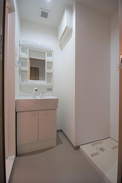 画像16:洗面所には洗面化粧台・室内洗濯機置き場があります。
