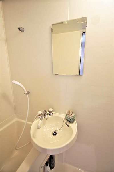 画像18:浴室内に洗面台があります。