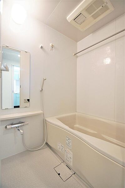 画像15:鏡付きのお風呂です。追焚機能も付いております。浴室乾燥・暖房・２４時間換気機能付きです。
