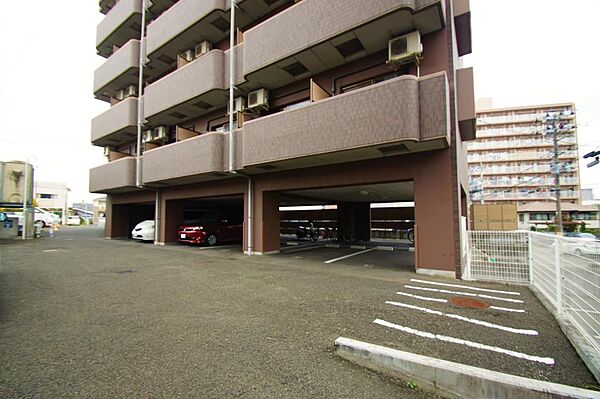 画像22:敷地内駐車場。