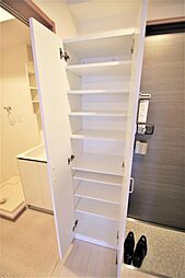 玄関横のシューズボックスは可動式なので高さのある靴の収納も可能です。