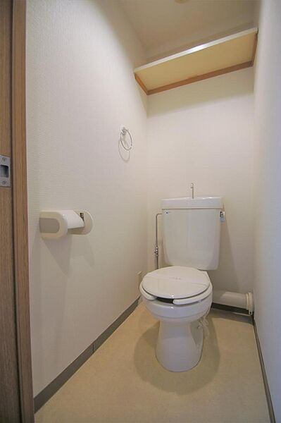 画像15:トイレもきれいに清掃されております。上部には小棚もあります。